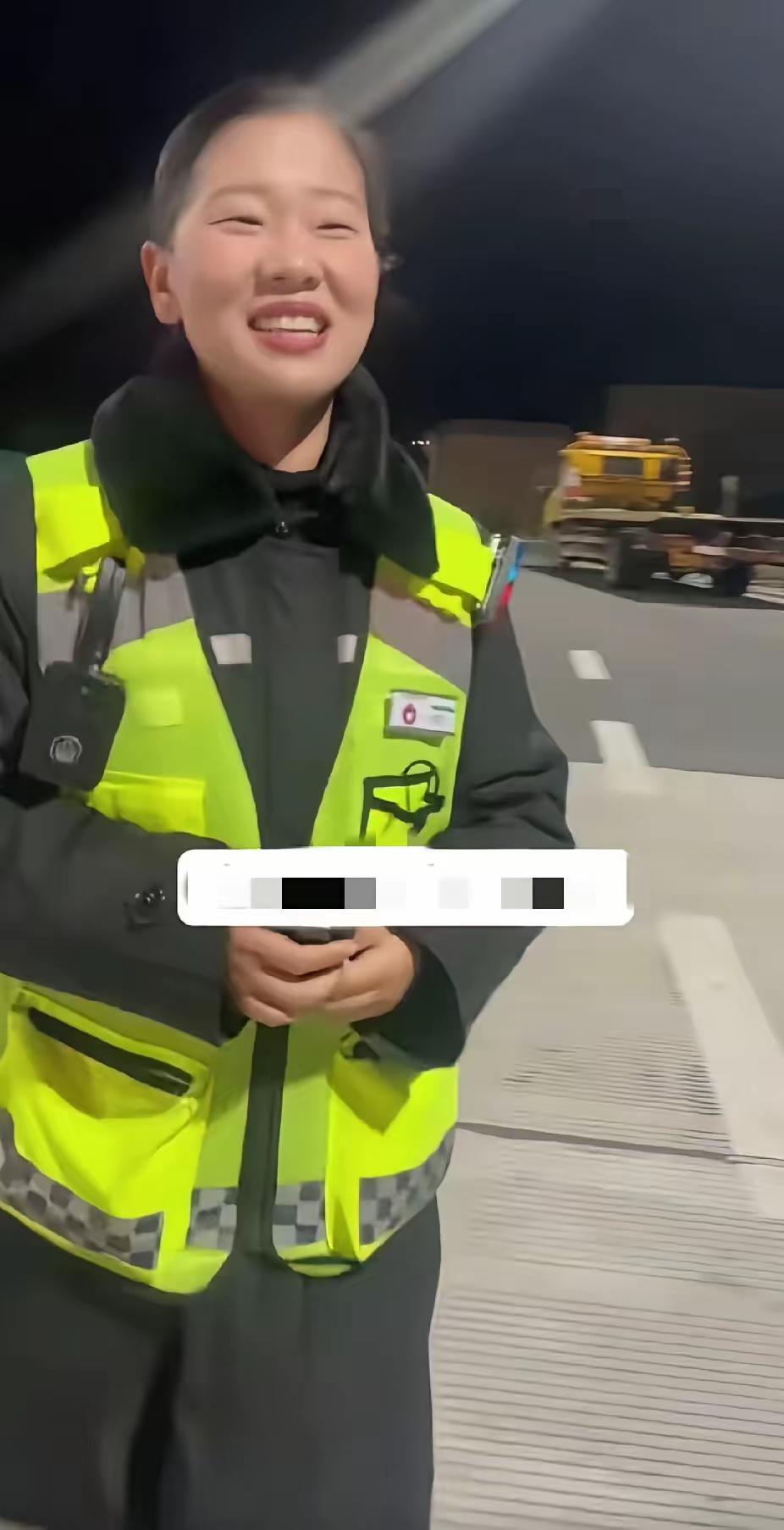 高速收费站一女收费员，寒冷深夜中的一个举动，竟让一众车友吵着要把这位女收费员送上