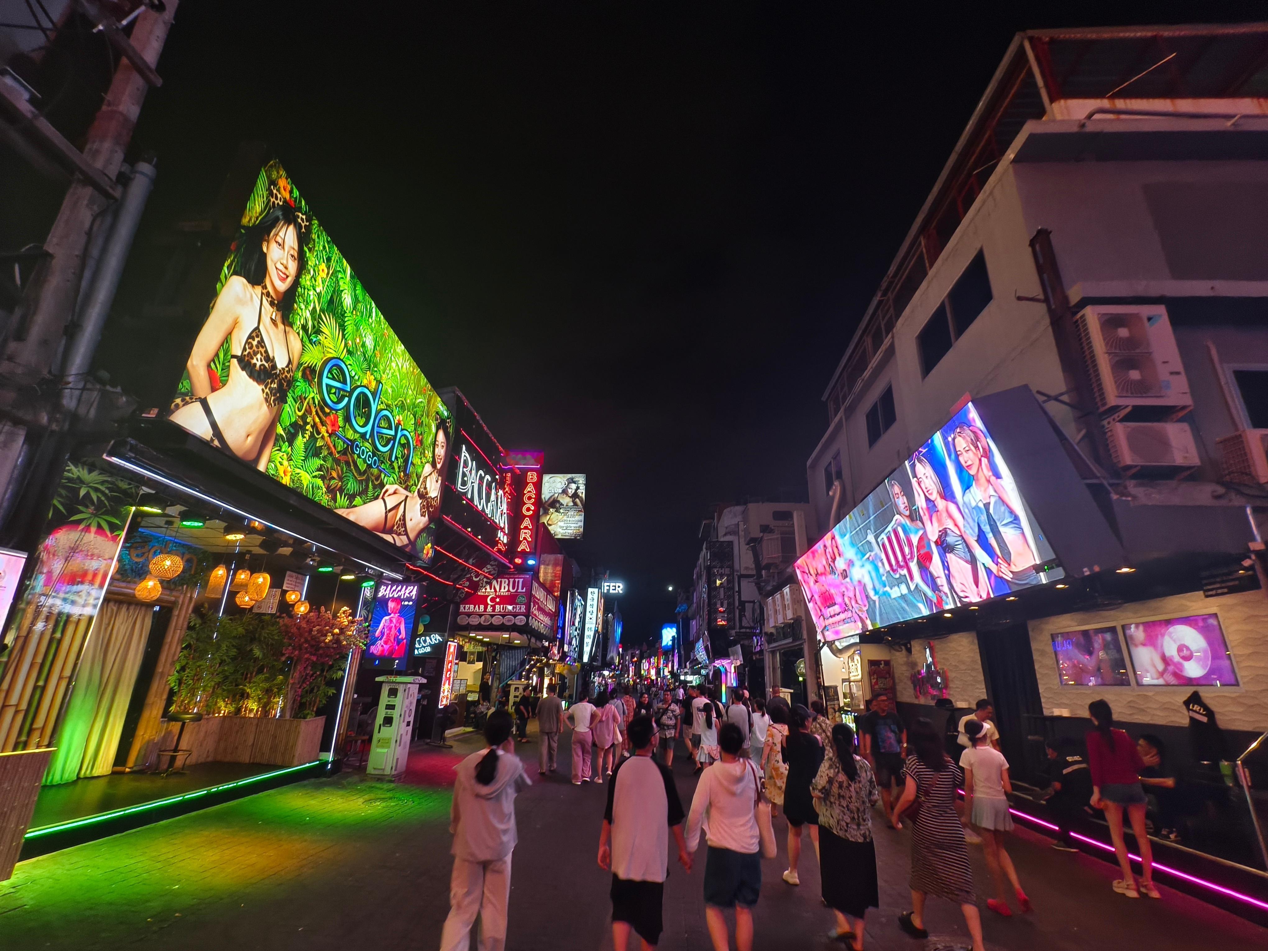 下东方公主号游轮，走到芭提雅最著名的Walking Street。这人间的另一个