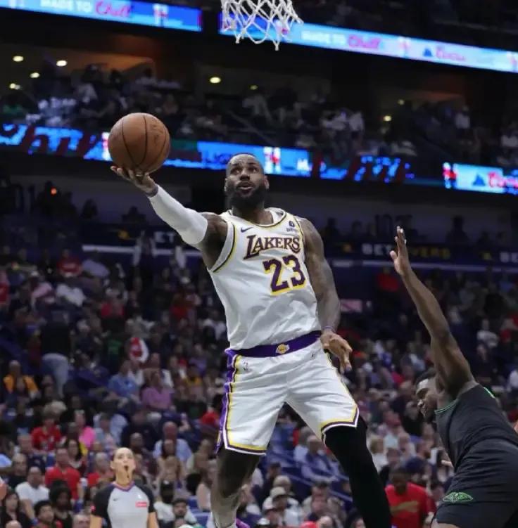 湖人全员出战，不怕季后赛打掘金，争取一场比赛战胜鹈鹕。
第一，此前出战成疑的詹姆