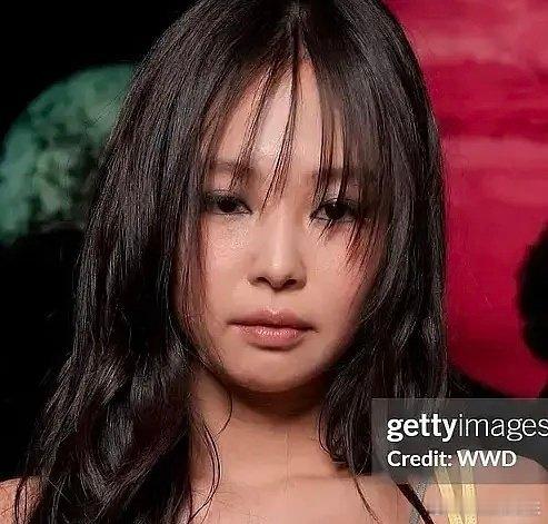 至此，Blackpink组合四姐妹巴黎时装周的G社生图全部出炉，谁的状态最佳呢？