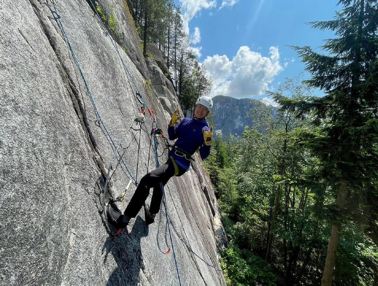 “坐在驾驶座的一博倒是轻松的很，“Yeah，buddy。”
他安全带一扣，巨大的