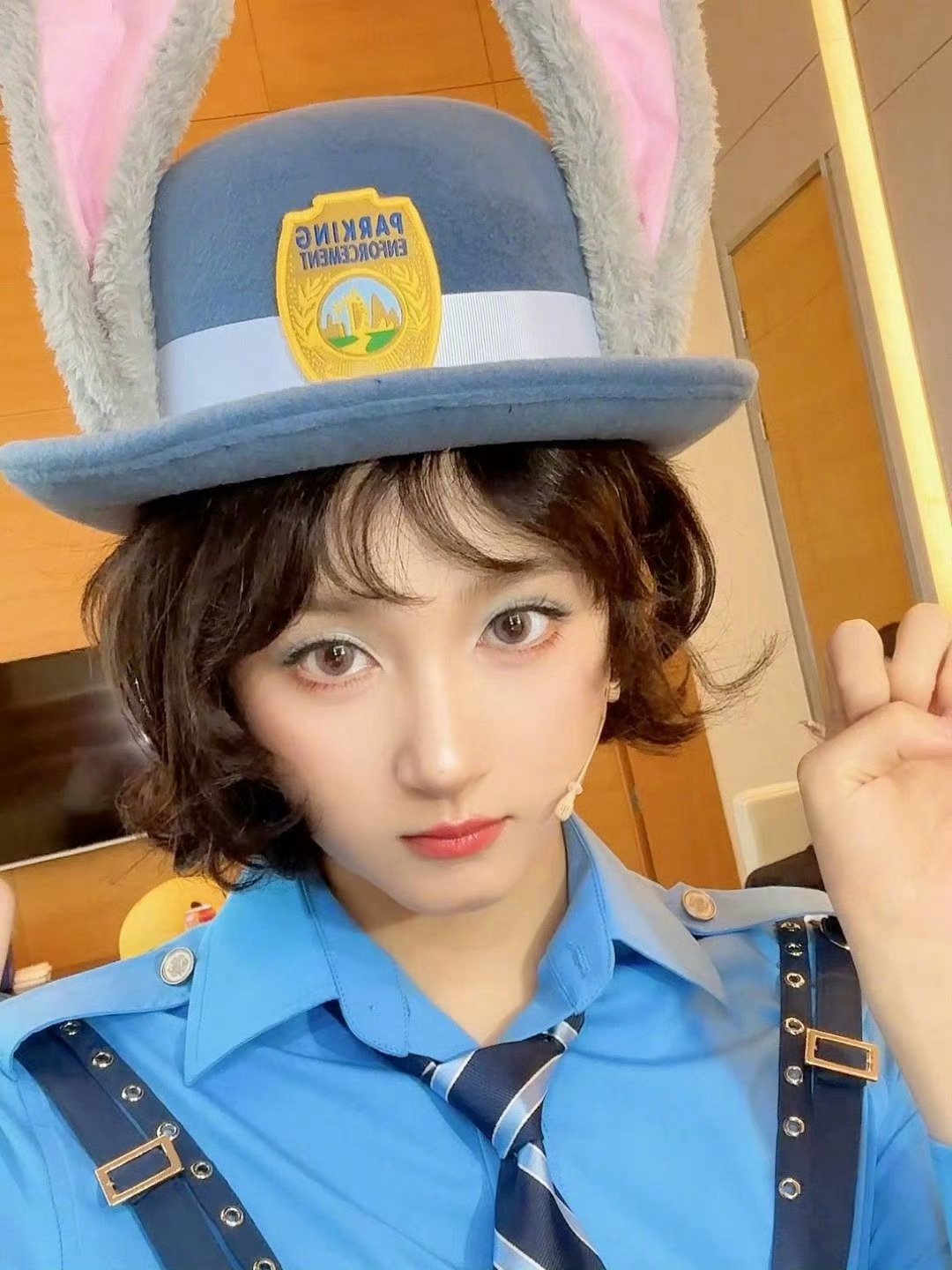 朱迪！你告诉我！你靠我这么近！！要干什么！！[害羞]～关晓彤！ ​​​