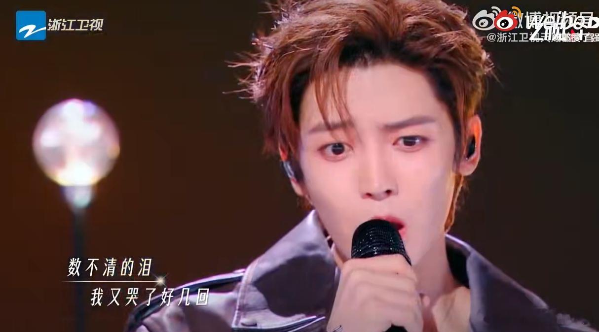 侯明昊 我们的纪念登顶 怀旧金曲迎来全新的演绎，我们的纪念拿下榜单第一，侯明昊细