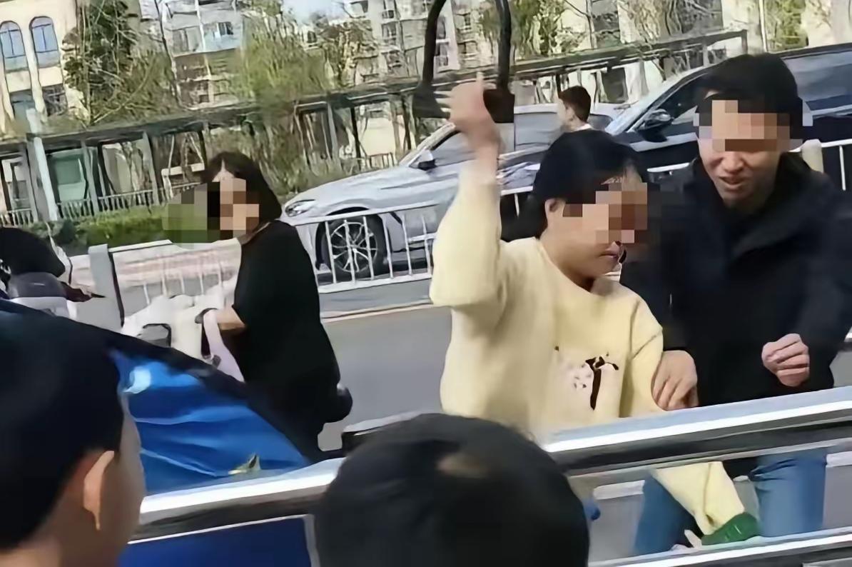 拿U型锁砸人，大男人都不敢下手的事，“小女子”干了。
        2026年