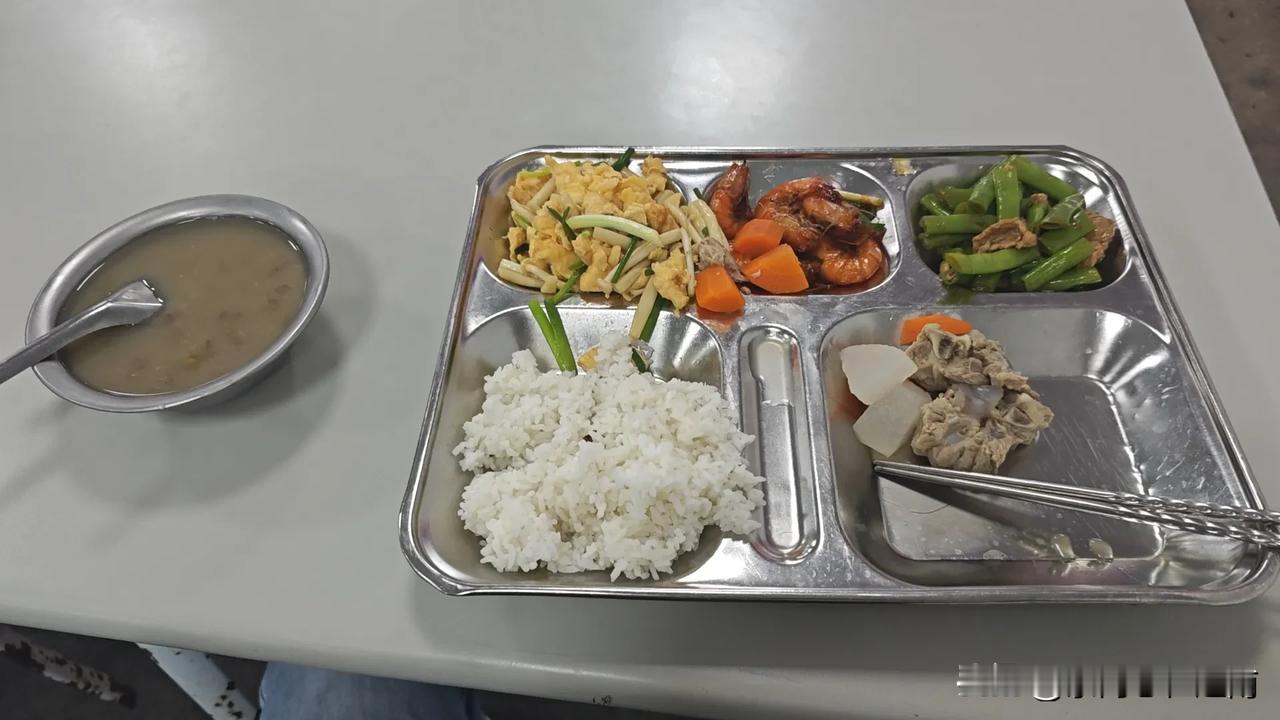 越南厂子的食堂一个人也没有，人都要跑光了。
我们越南厂子有个很奇怪的现象，一到周