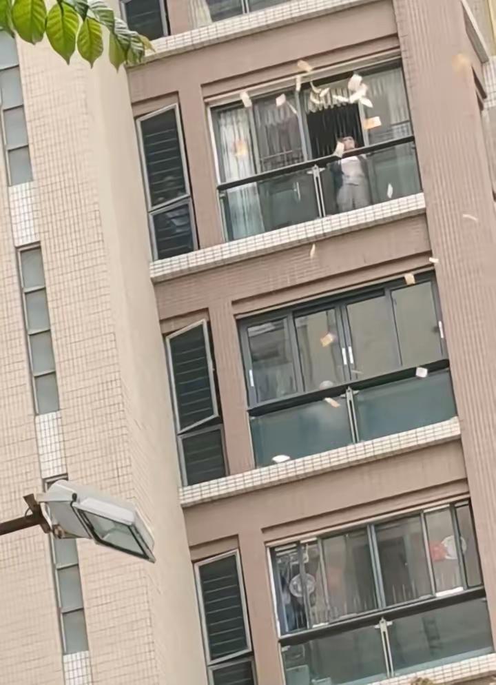 汕头这起高空撒钱闹剧，看完让人五味杂陈，现实比影视剧还要荒诞。
 
4月14日，