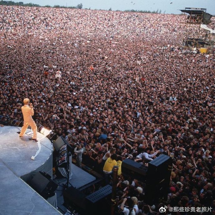 1983年，大卫·鲍伊在米尔顿·凯恩斯体育场表演 