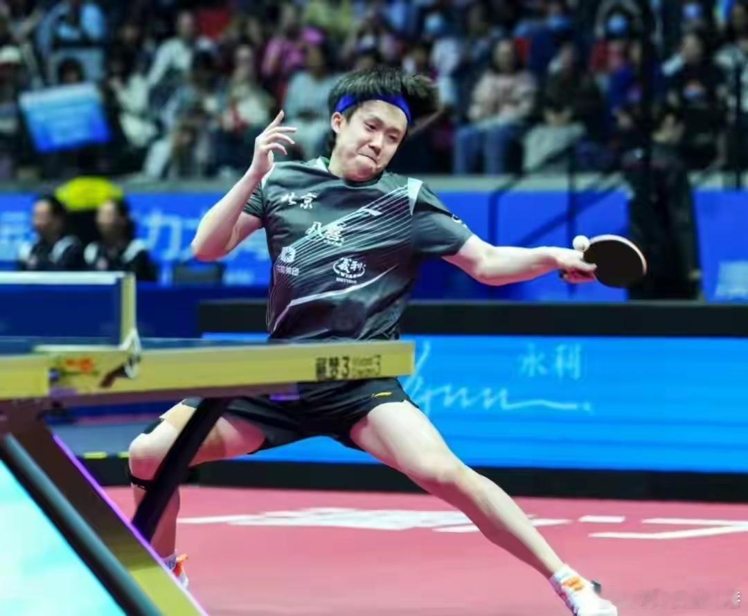 王楚钦、马龙搭档迎战侯英超，袁励岑，经过3局激战，龙头组合3-0获胜，帮助北京男