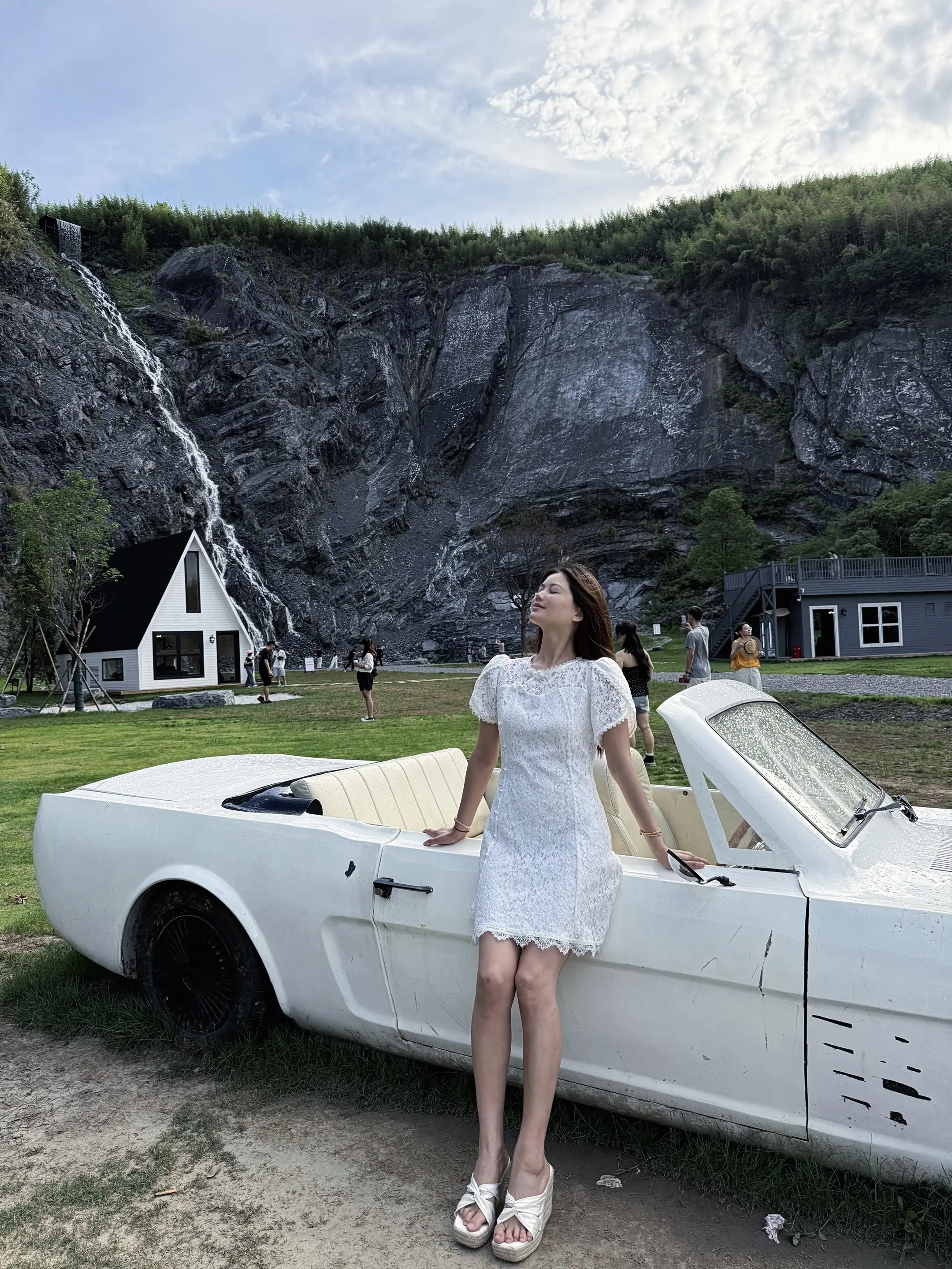 放任无奈 淹没尘埃 我在废墟之中守着你走来