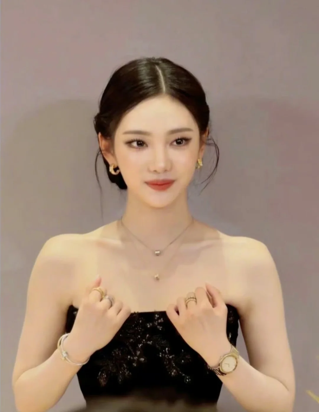 谁被宁艺卓这套黑丝绒长裙美晕！深圳现场路透颜值暴击，清冷贵气感直接拉满...
