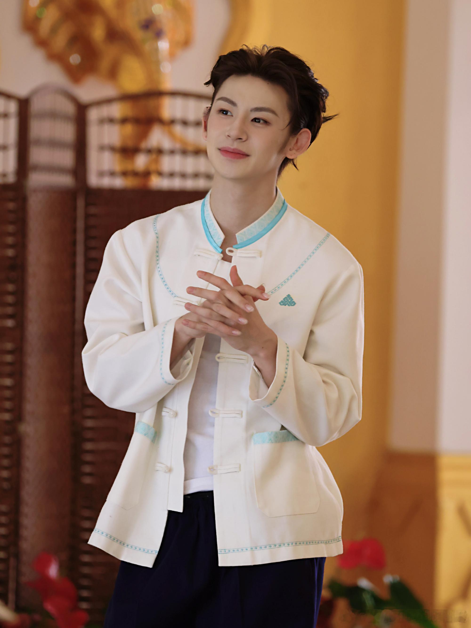 小鬼拱火拱到自己身上小鬼被姚晓棠的鸡翅打了小鬼本想拱火看热闹，结果搬石头砸自己脚