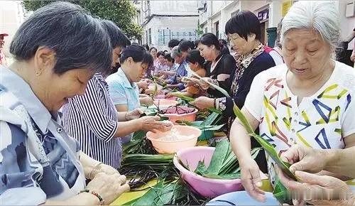 榴花燃夏，艾草生香。当仲夏的风掠过街巷，粽叶的清芬便漫过岁月长河。端午，循着千年