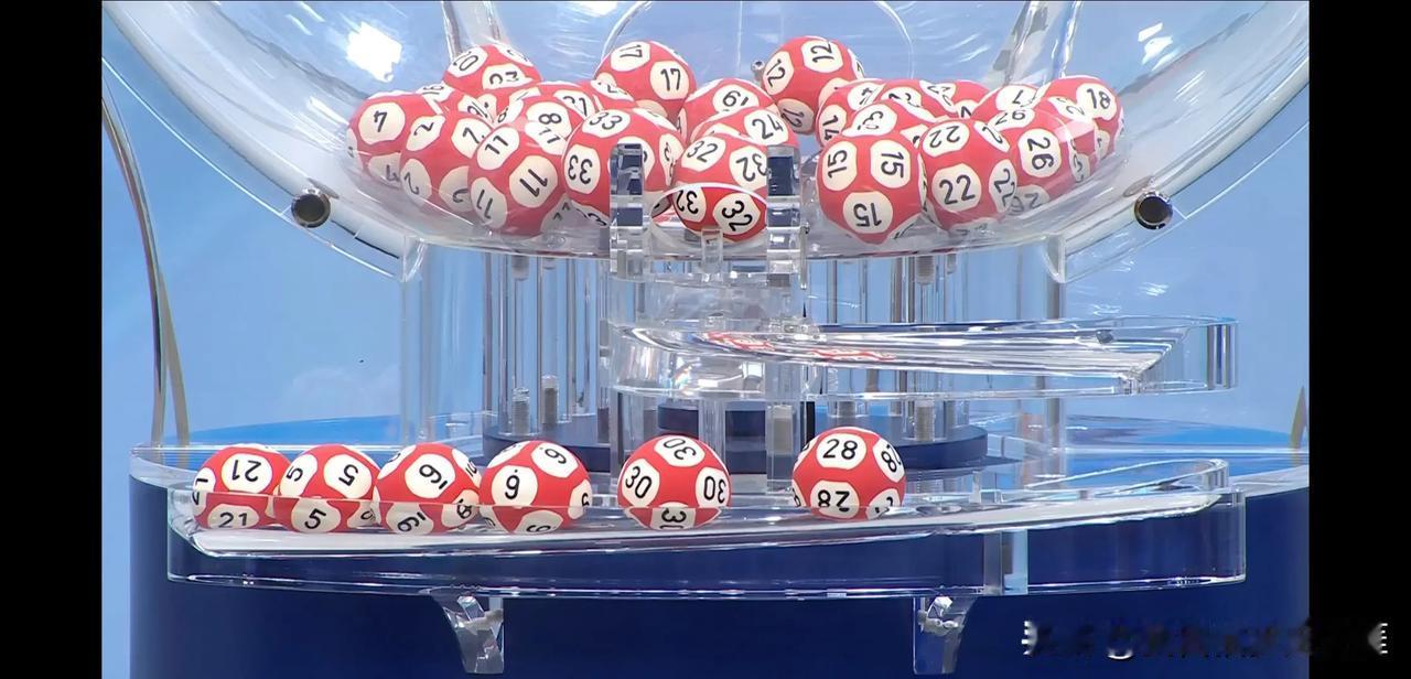 004期双色球的一些感觉
上期开出3大3小，1字头彻底消失，0头和0路疯狂，25