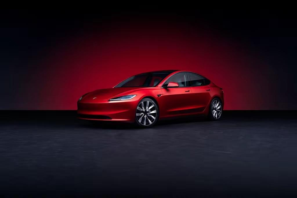 Model 3，一辆让我又爱又恨的“大玩具”
开了一个朋友的焕新版Model 3