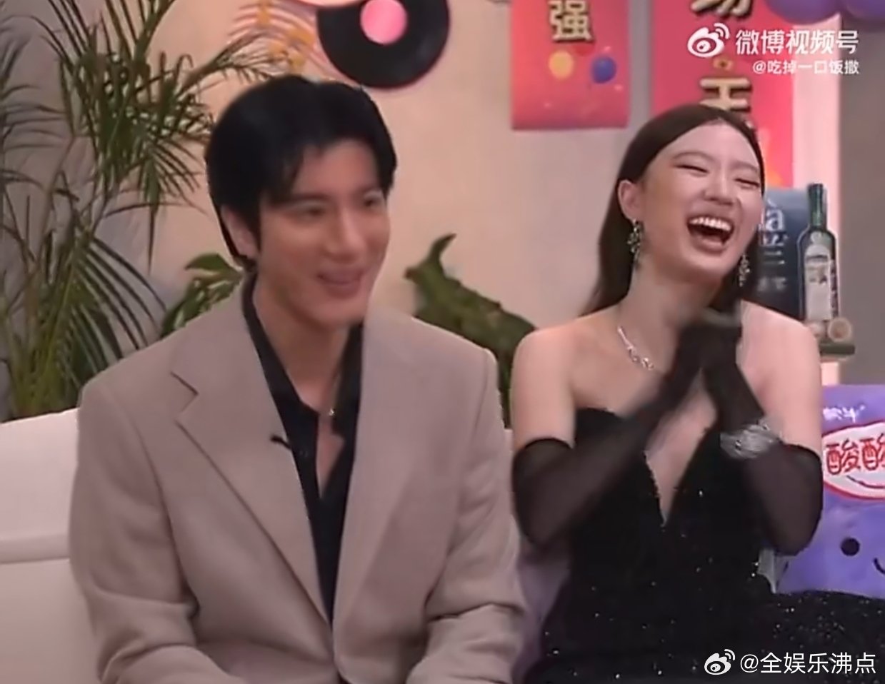 王力宏是真没偶像包袱啊，配合单依纯做表情包那股认真劲儿，又可爱又好笑，这互动看得