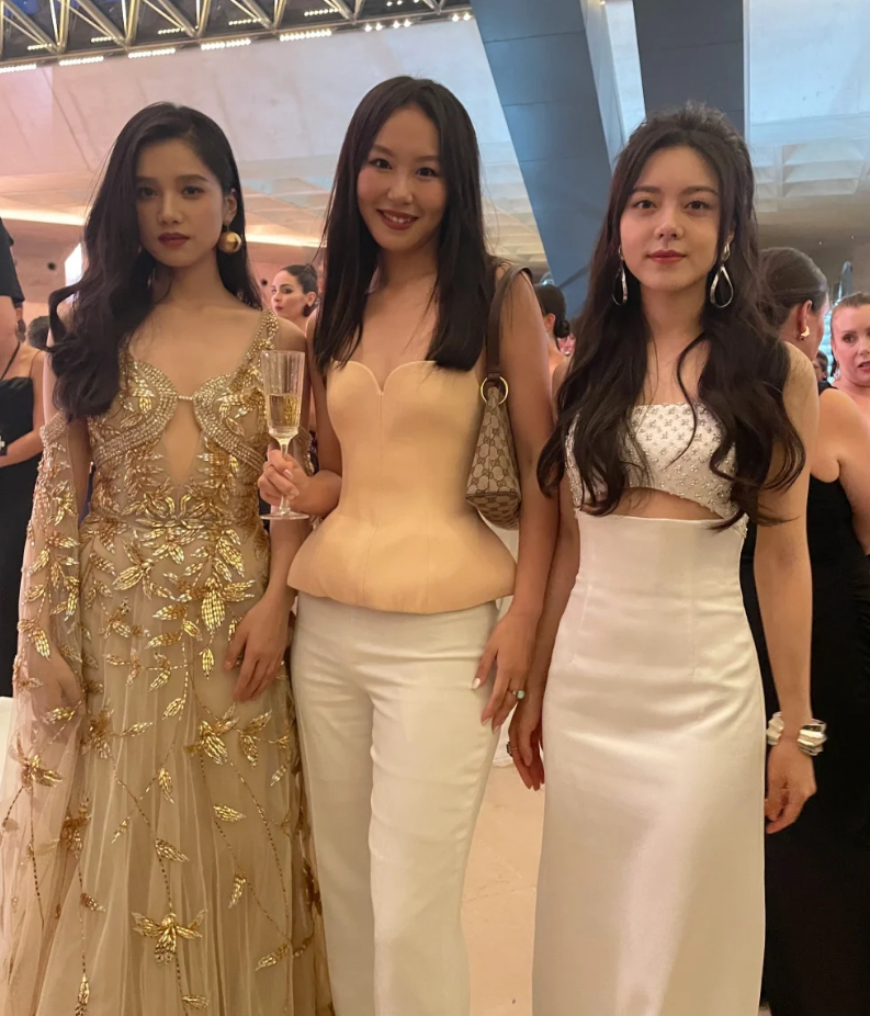 赵今麦和张婧仪现在谁的势头更猛一些当然是赵今麦更好了啊不限题材 ，演技超好， 中