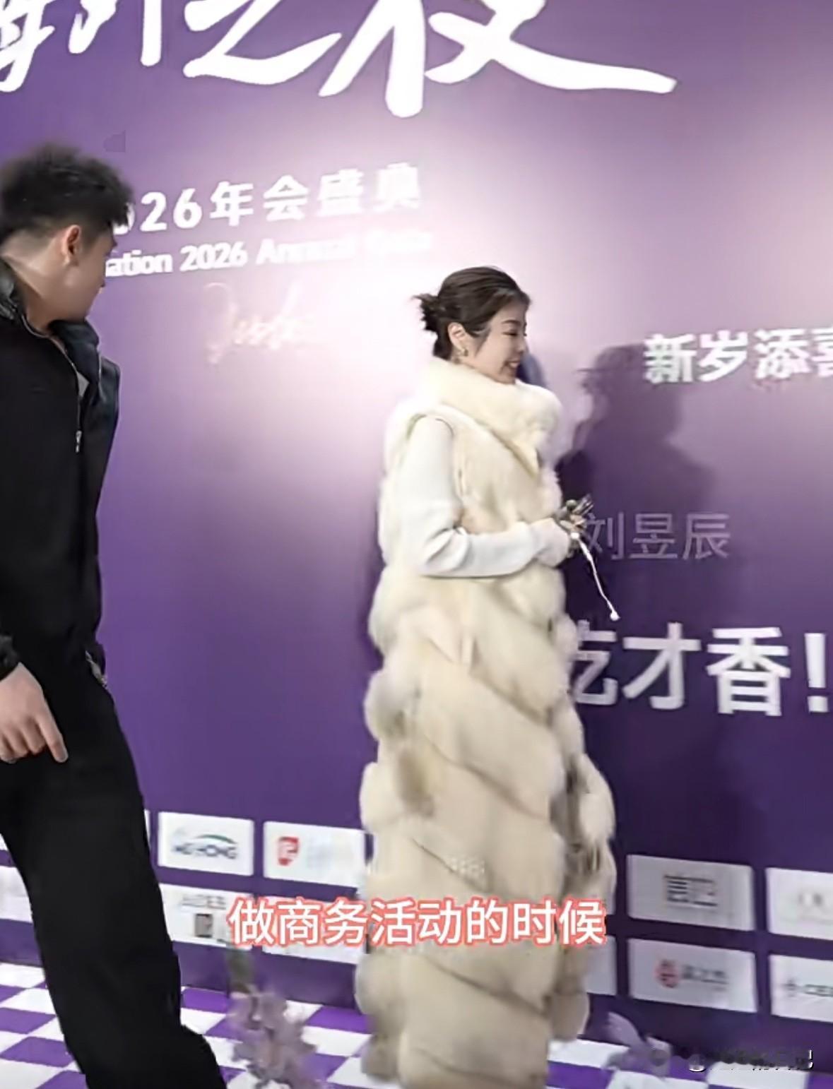 于文红，整天谎话连篇。
当着众人面就说“我们是分开睡的，我在家里，他在医院住，在