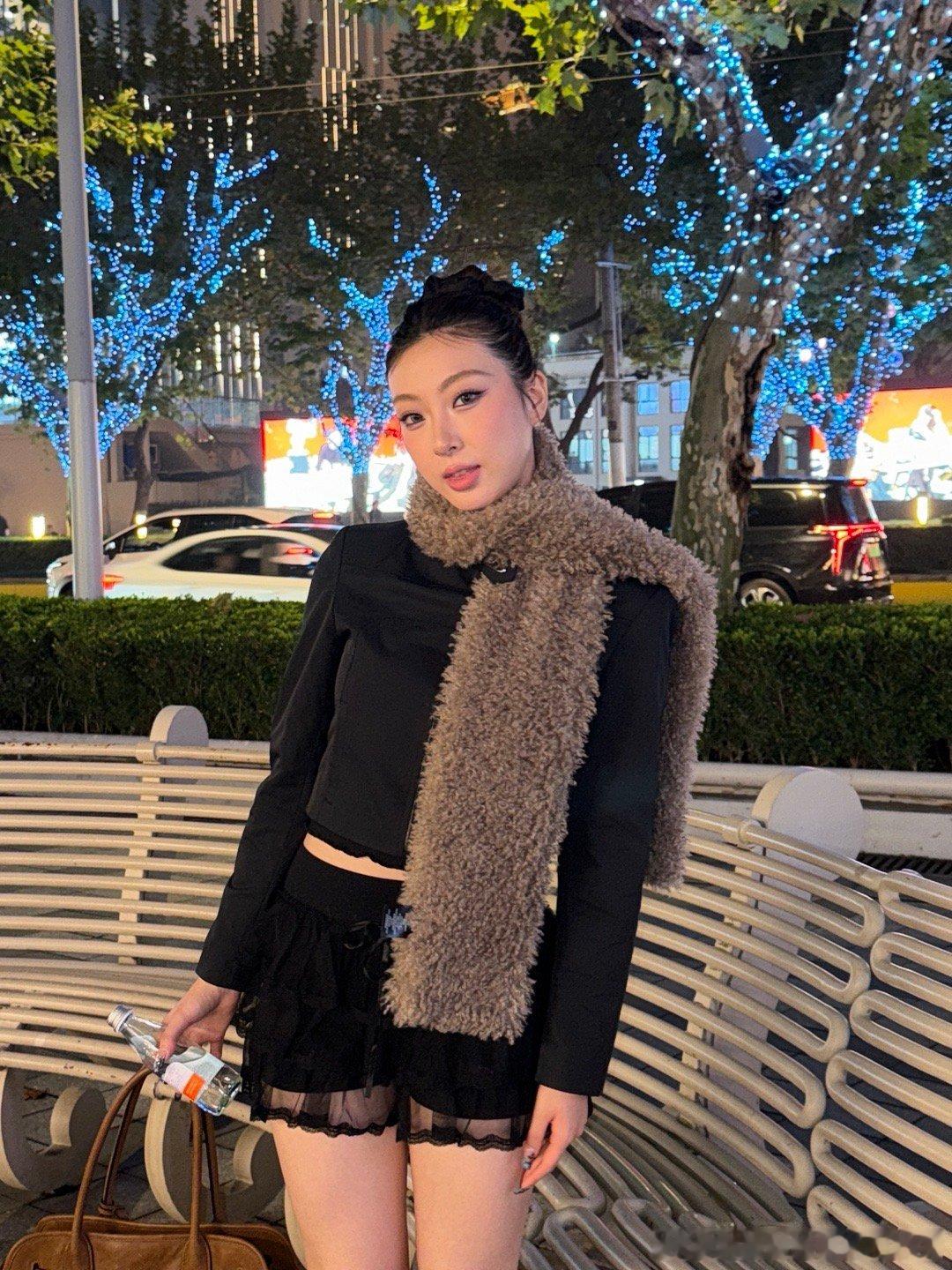 出门的ootd（怕冷带了根围巾 出门发现完全没必要哈[傻眼] 