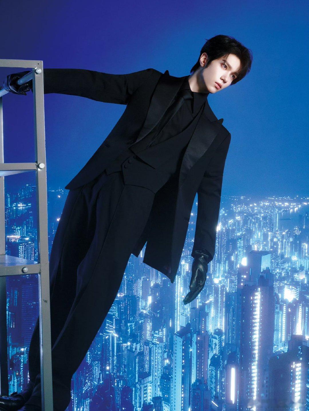 余承恩打招呼这一下 余承恩把“乖”字焊在细节里！抬手幅度刚好够温柔，眼神清澈又真