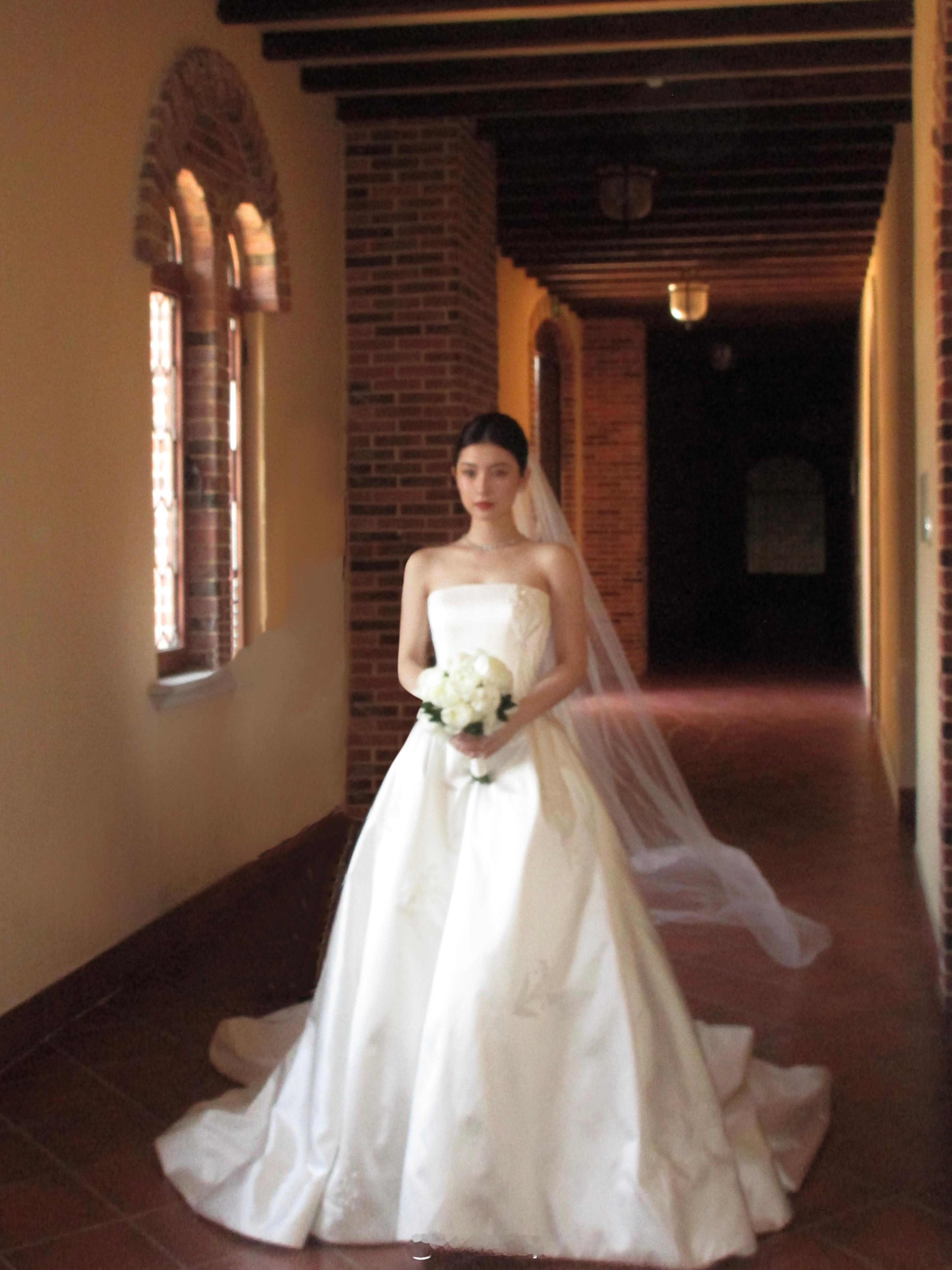 谢谢 今天在张裕酒庄举办了我的婚礼（本人单人婚纱模特拍摄并非真实登记结婚） 