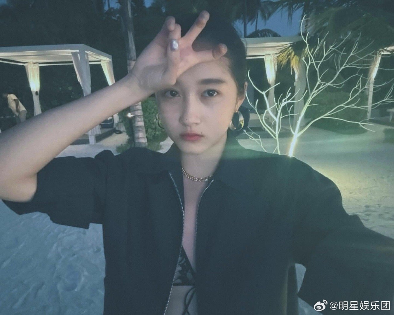 关晓彤半夜喝酒发朋友圈破碎感的晓彤～度假中的关晓彤 ​​​