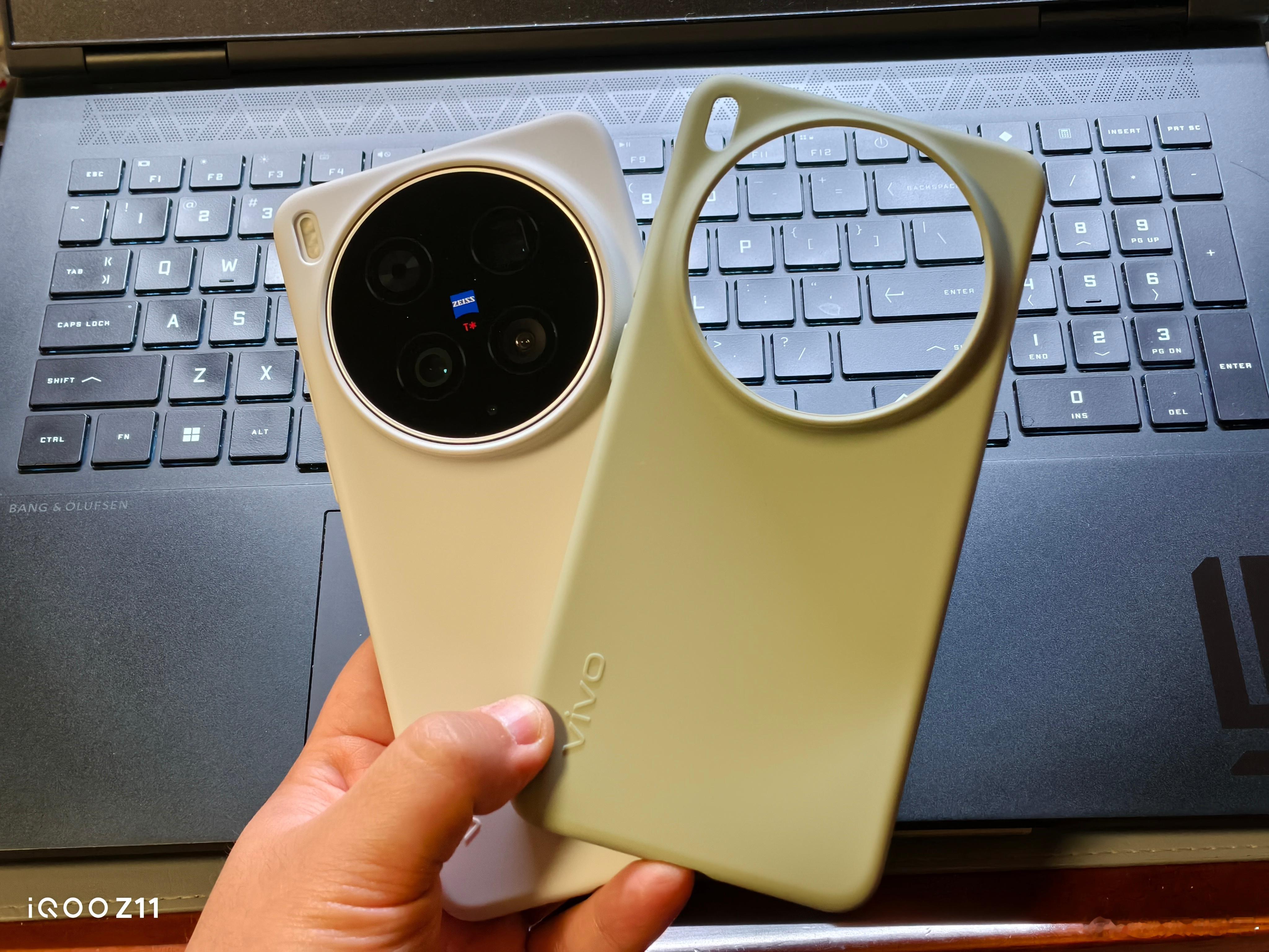 给我这个白色的vivo X300 Ultra换了一个新的官方手机壳。我选择了胶片