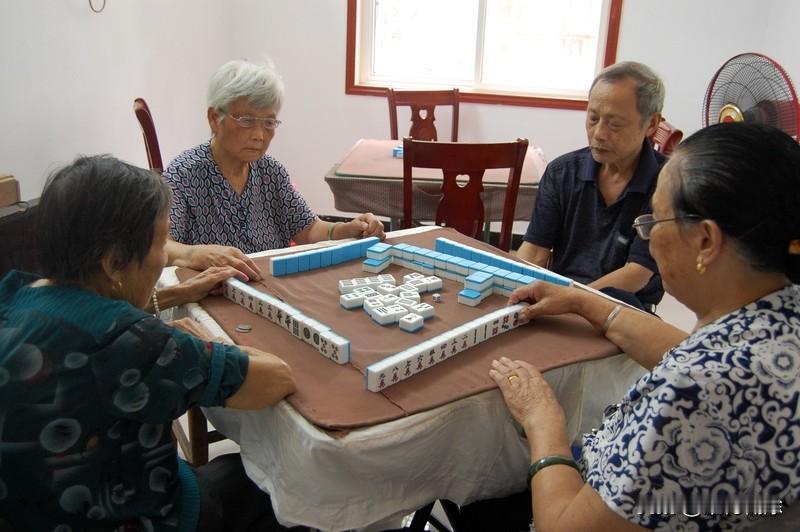 老婆经常打牌一夜不归，换谁能不闹心？我觉得首先得跟她好好沟通，了解她这么做的原因