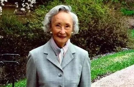 1973年，58岁的郑念拒绝出狱，她需要一个道歉。突然，暴跳如雷的监狱长，狠狠地