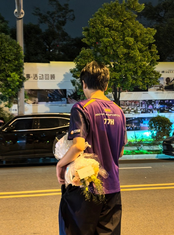 这大泉到底是有苦难言被逼无奈还是职业态度有问题？赛中不打了，你要是被逼无奈，再打