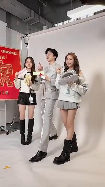 招财进宝，全年没烦恼。三位一起来，夹起来，三二一开，公交财进宝，全年没烦恼。