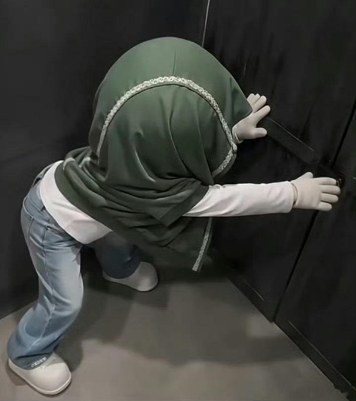 密逃NPC摸了张真源的头密室大逃脱 被 npc 突袭摸头，本来就胆小的张真源不得