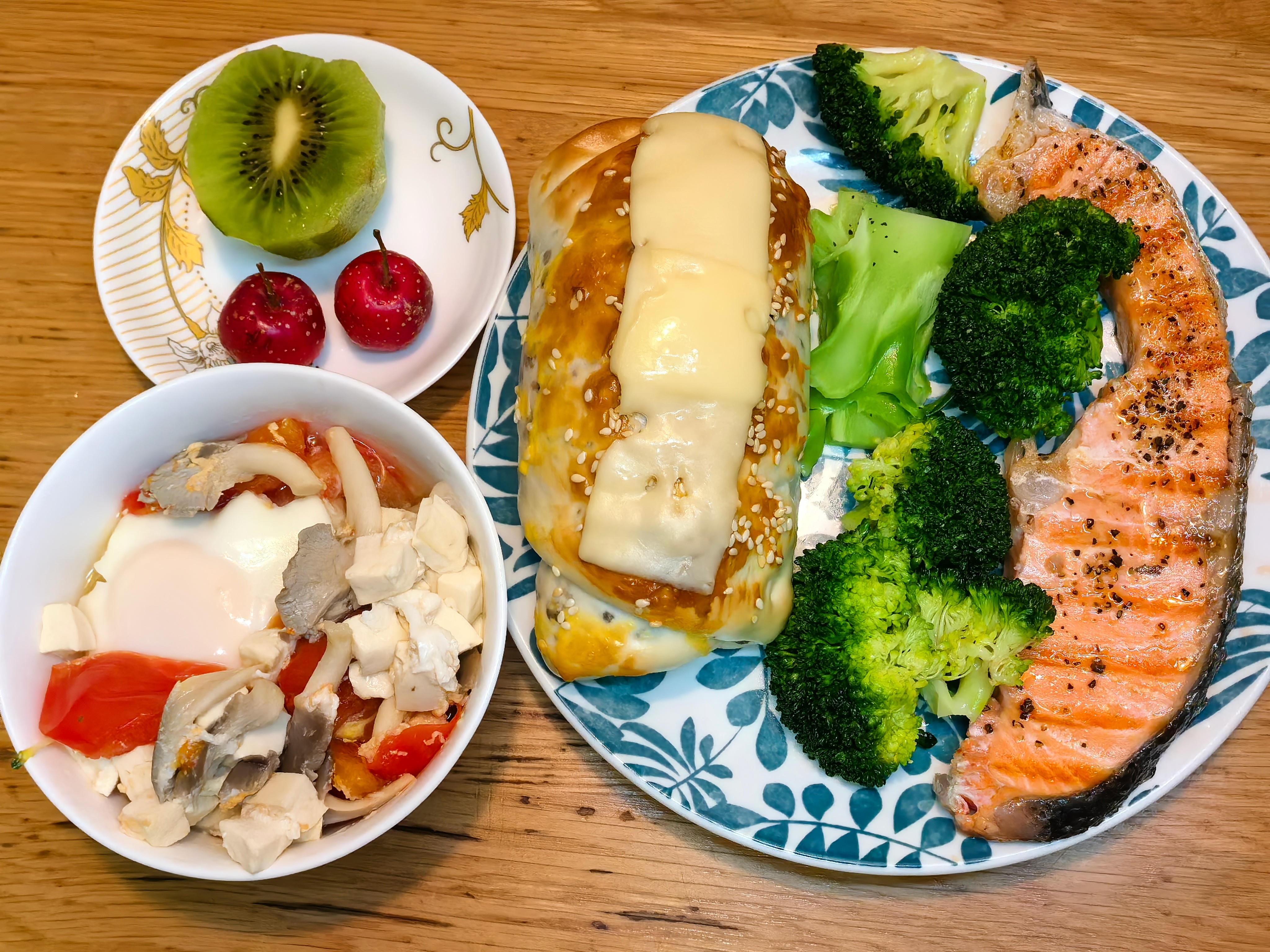 #早餐# 早上好！今天是我自己的早餐，也卷一卷！🥢坚果卷+奶酪，水油焖西蓝花?