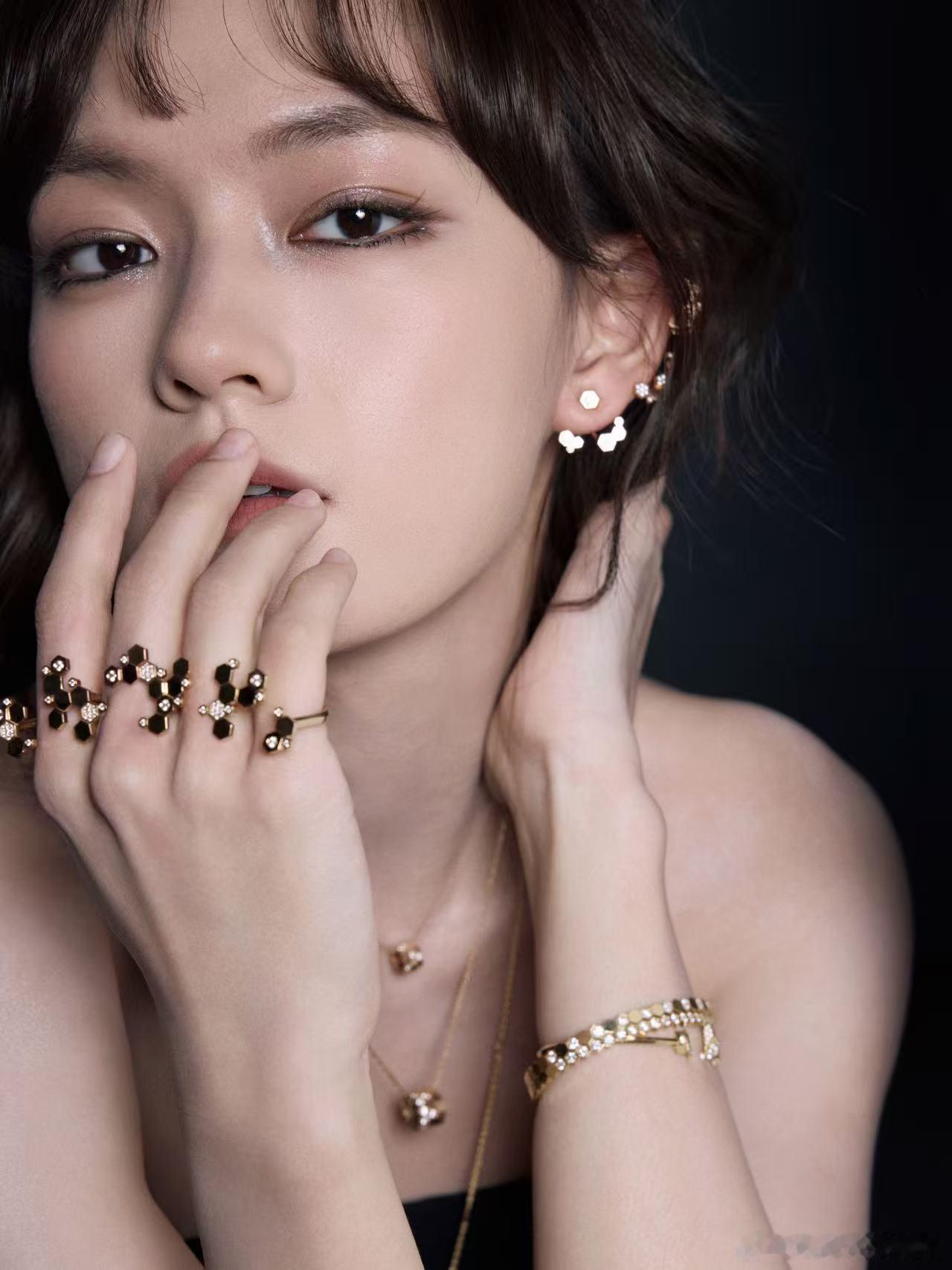 文淇尚美派对上的黑玫瑰 谁懂啊🥀 文淇作为尚美品牌大使亮相活动太惊艳了，黑色抹