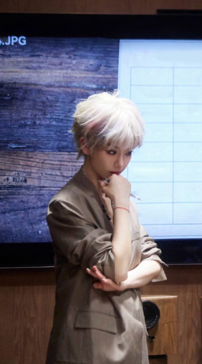 戚薇白发造型美我一大跳戚薇白色短发造型 这期《大侦探》戚薇一开始有点没认出来，这