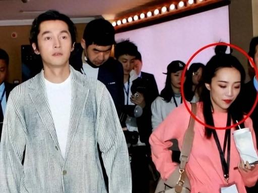 当初胡歌官宣结婚生女时，不少网友直呼可惜，觉得以他的名气、样貌，怎么也该找个光鲜