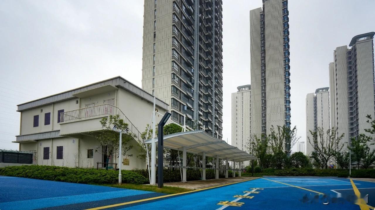 【长丰紫桐苑二期安置房交付 1514户居民喜迁新居】
近日，长丰县双墩镇紫桐苑二