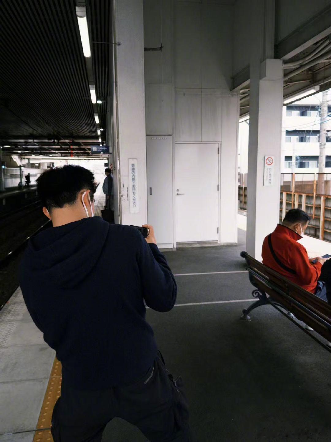 郑恺敬努力生活的我们郑恺晒生活照，真的好久没有见他发这些照了，满满的生活气息郑恺
