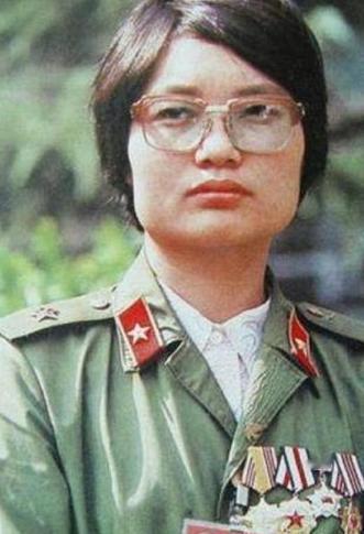 1987年，一个女医生被哨兵拦住，要求出示通行证，没想到，她直接掏出一颗手榴弹：