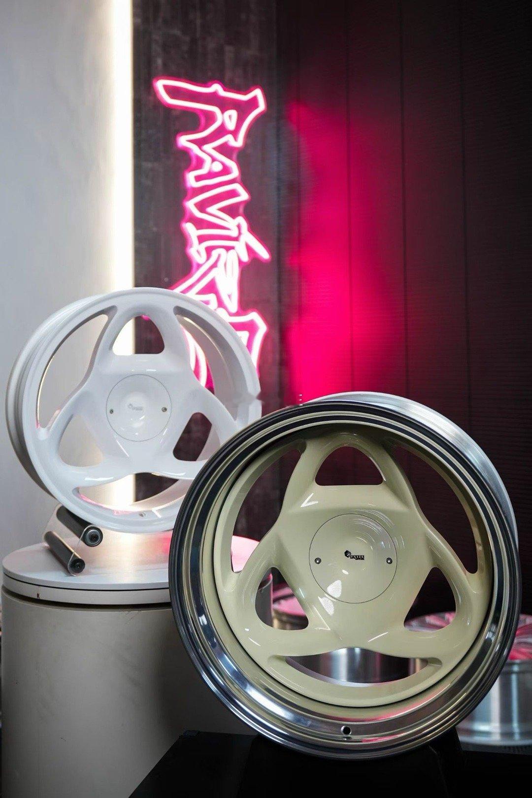 原来啊！轮毂前后配是这样玩…前轮单片更具轻量化、便于更好的操控体验；后轮双片大抛