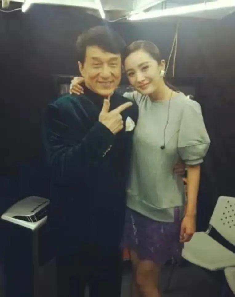 镜头中的成龙胖瘦合度，乌发丝滑，眉飞色舞，笑容可掬；一旁的杨幂眉黛轻舒，娇柔腰柳