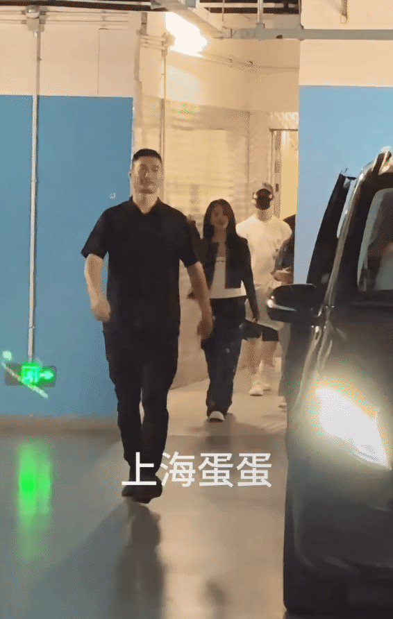 赵丽颖下班路透:向粉丝大方招手，面带笑容完全没有一点大明星的架子啊。
对比虞书欣