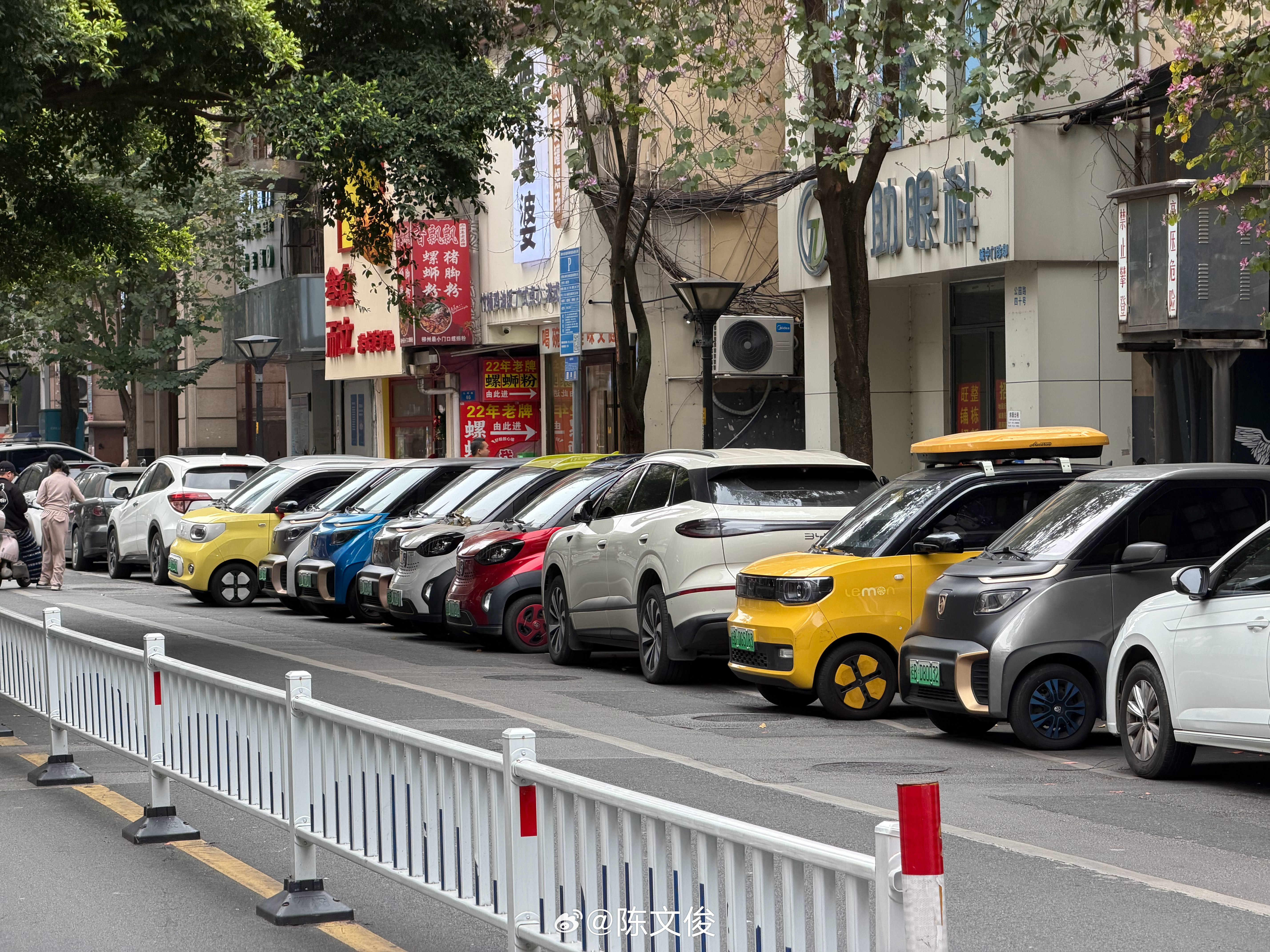 在柳州市区走走，这边的宝宝巴士生态太棒了，三辆车停在一个停车位充电，还有专门的充