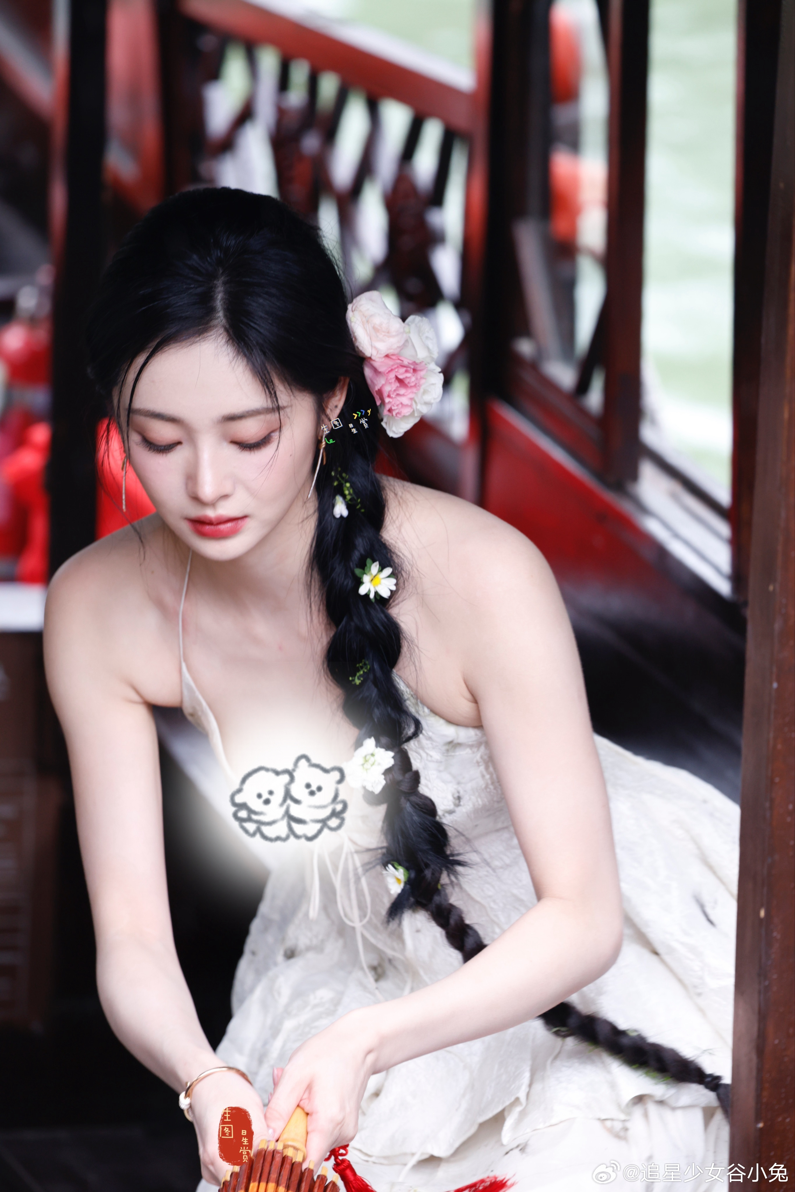 周洁琼江南美人具像化了 泛着烟雨的乌篷船，浅笑着玩水，周洁琼江南美人具像化了，真