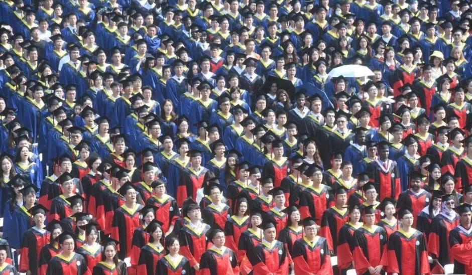 雷军回忆人生历程，越讲越凡尔赛，网友：说起来容，做起来难！
近日，雷军重回母校武
