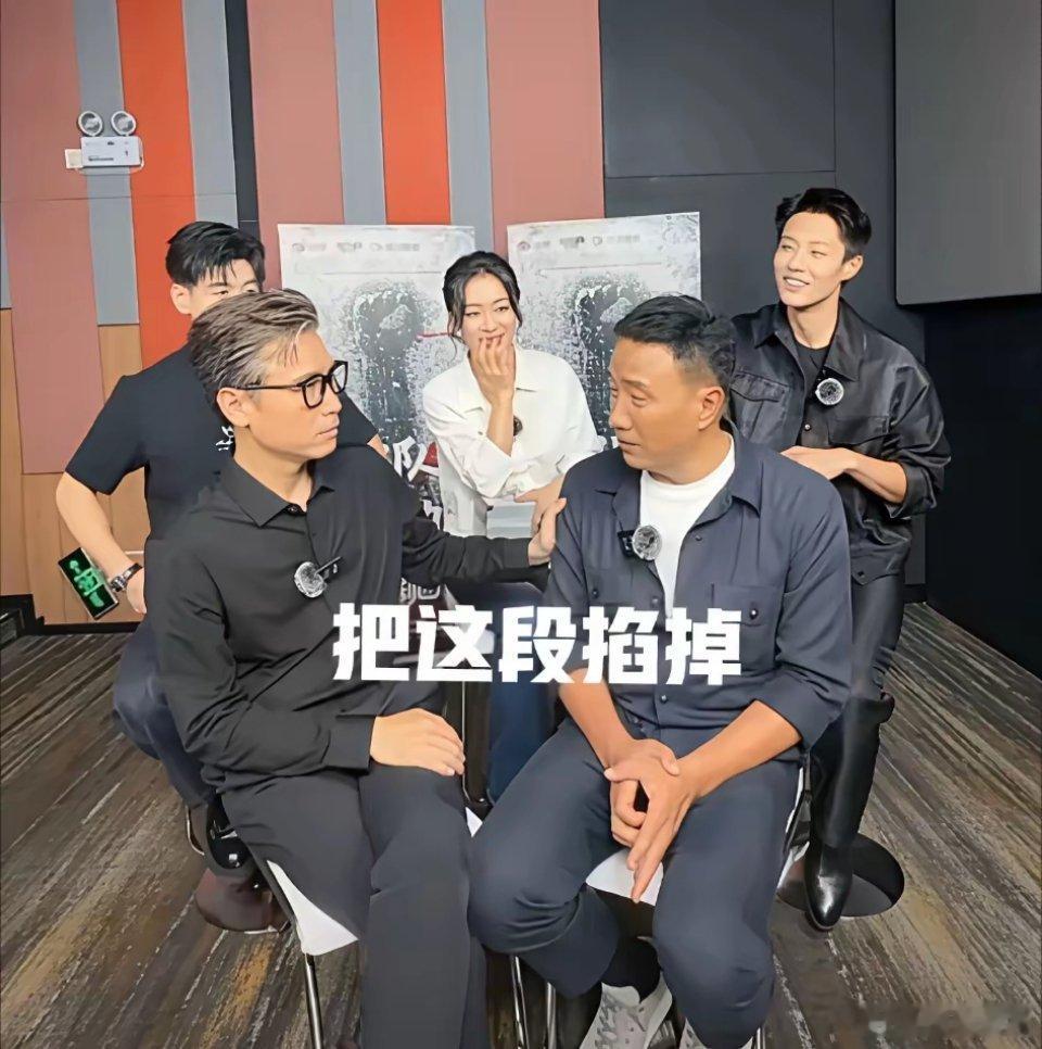 胡军在剧宣直播时，一不小心说了脏话，立刻慌乱捂嘴让工作人员把这一段掐点，李乃文在
