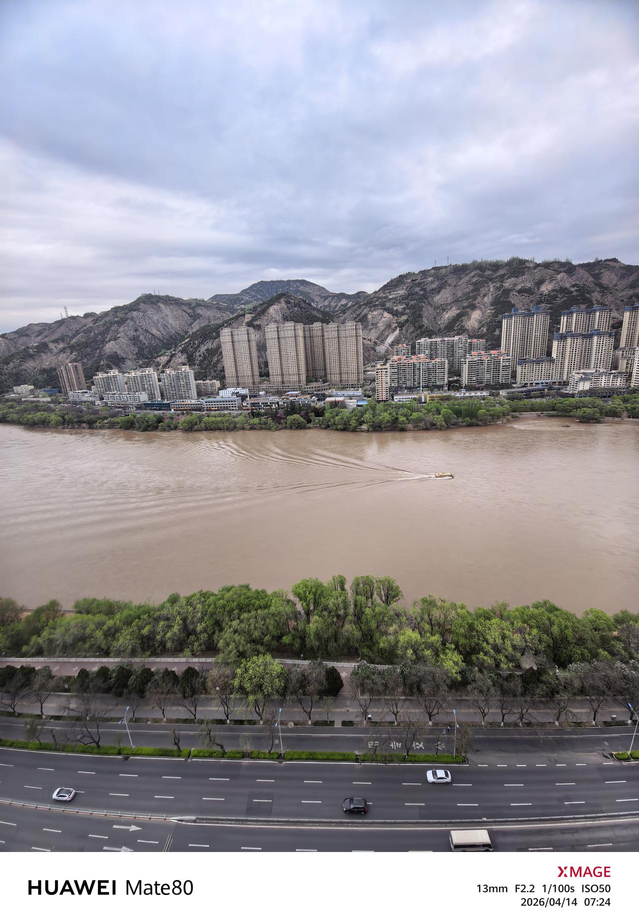 西部摄影 手机摄影 黄河穿城过，把金城的晨色揉进了浑浊的水波里。水上巴士犁开清晨