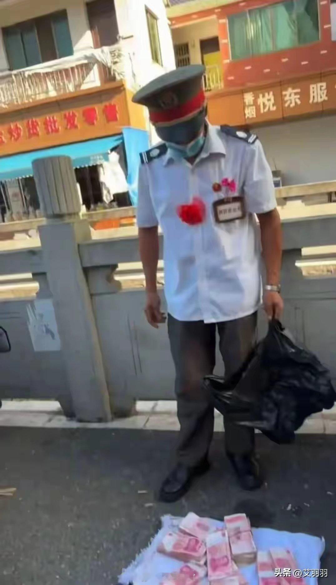 拿着20万现金摆摊还是第一次见，要说没问题我都不信，结果是一个精神病患者，不过也