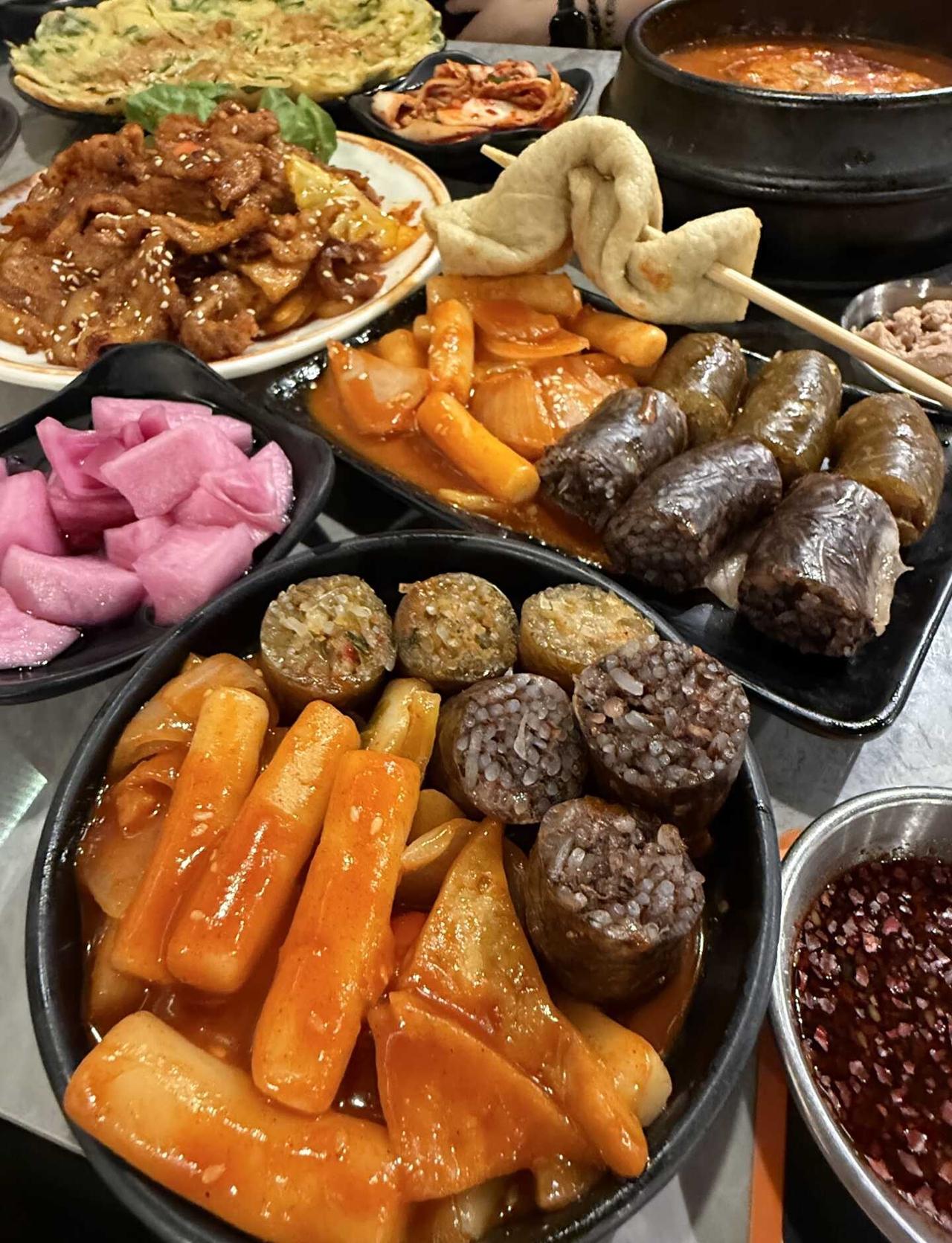 广州无敌无敌好吃的😋呀米呀米
中大附近辣炒年糕和米肠！！！！好吃爆了
走街串巷
