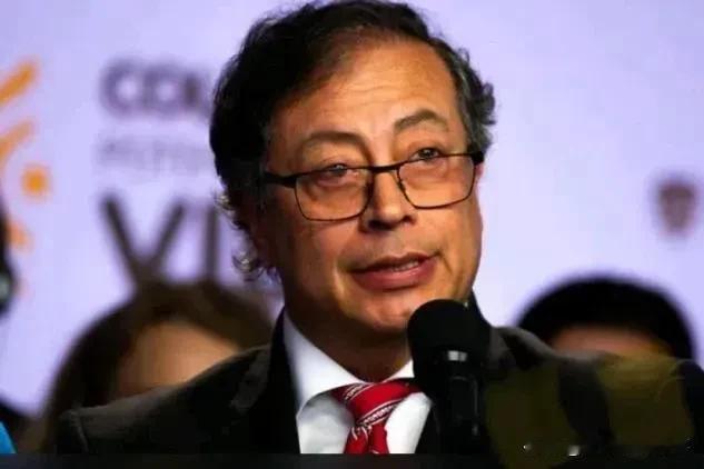 总统佩特罗说:“巴勒斯坦人亡了，人类就亡了”。世人惊呼，小国也有大勇气。而美国媒