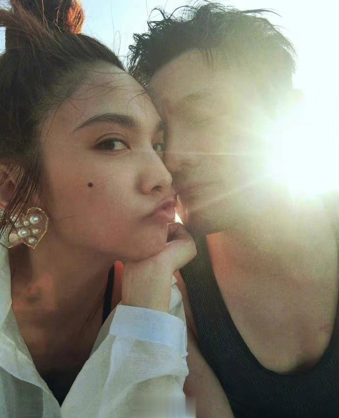 李荣浩杨丞琳  最舒适的娱乐圈夫妻他们俩结婚之前总感觉是两个天南地北而且不是一个